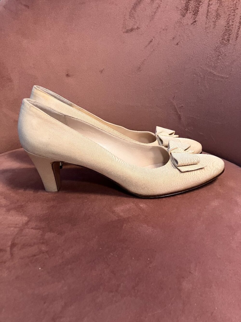 Salvatore Ferragamo Vara Bow Pumps Cream Linen Low Heel Italy Size 7 AAA *Read*